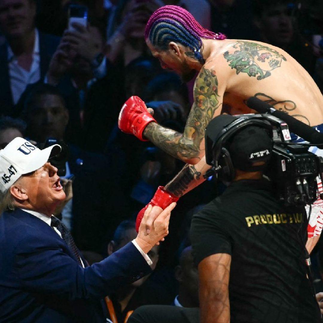 El presidente de Estados Unidos, Donald Trump, conversa con el estadounidense Sean O'Malley después de que este derrotara al canadiense Aiemann Zahabi durante el evento de artes marciales mixtas "UFC Freedom 250" en el jardín sur de la Casa Blanca en Washington, D.C., el 14 de junio de 2026. (Foto de Kent NISHIMURA / AFP)